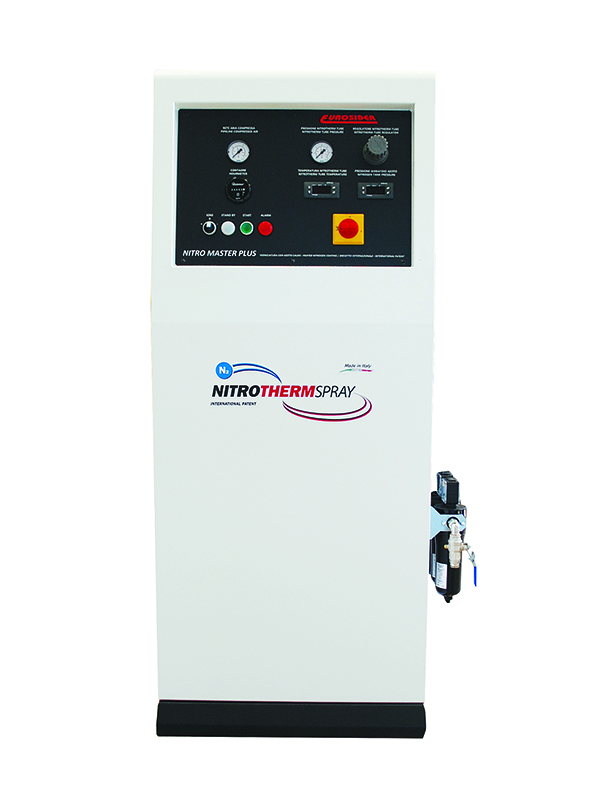Nitrotherm Master Plus framifrån mot vit bakgrund. Maskinen har en svart kontrollpanel med reglage.