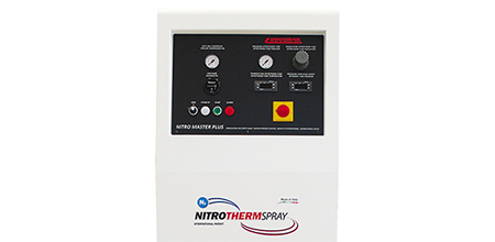 Bild på Nitrotherm Master Plus framifrån. Maskinen är grå och har en logotyp med texten NitrothermSpray.