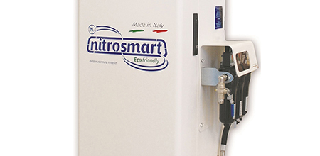 Bild på Nitrotherm J7 framifrån. Maskinen är grå och har texten J-7 skrivet i svart och rött.