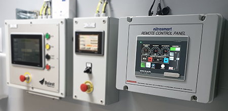 Tre kontrollpaneler till Nitrosmart på väggen.