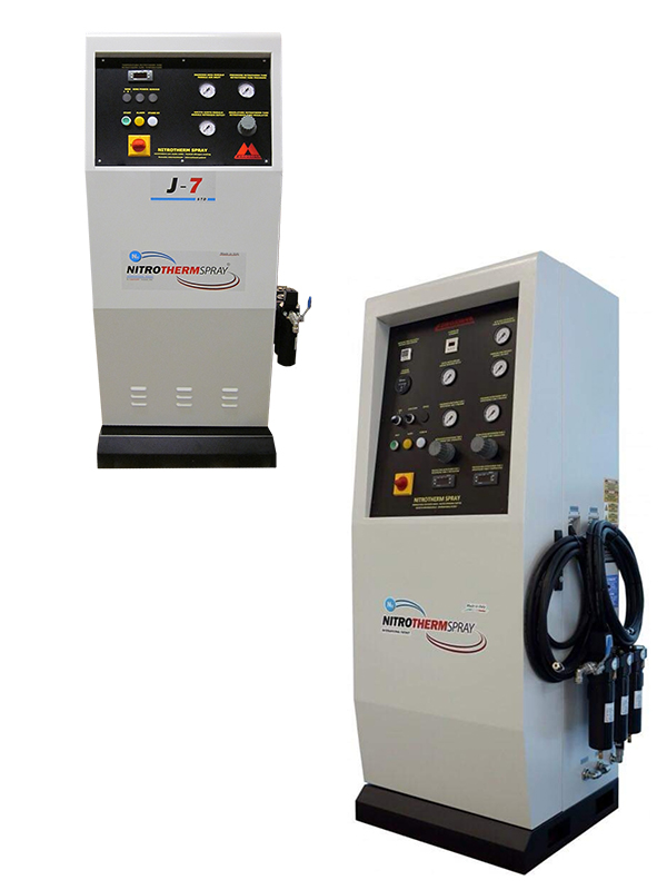 Två Nitrotherm-maskiner mot vit bakgrund. Maskinerna är grå med svart kontrollpanel och på höger sida hänger svarta slangar med munstycken.